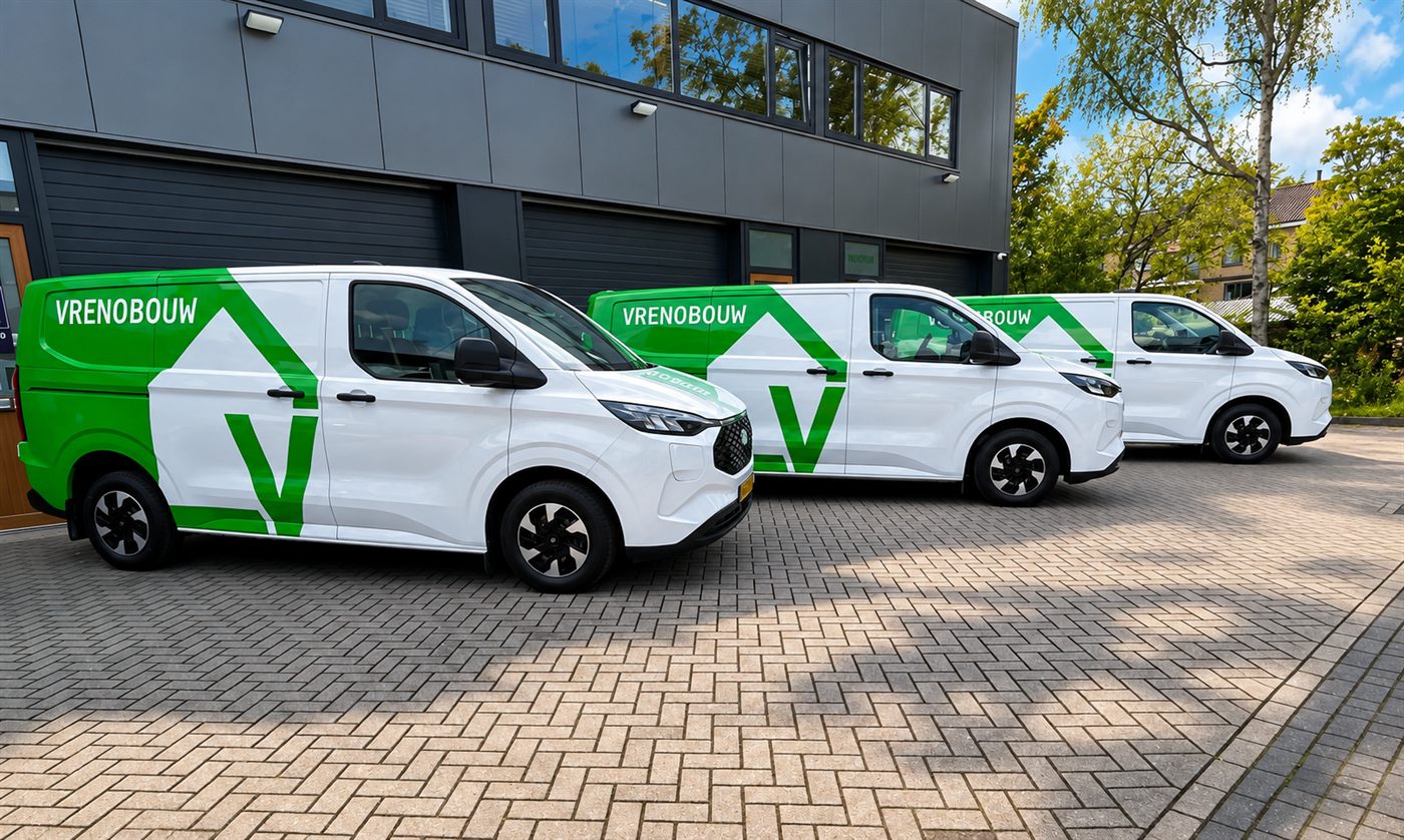 Drie elektrische bedrijfsbussen van Vrenobouw voor het pand in Berkel en Rodenrijs